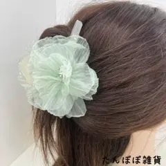 大きめ　ライトグリーン花モチーフバンズクリップ　ヘアクリップ　バンスクリップ　大