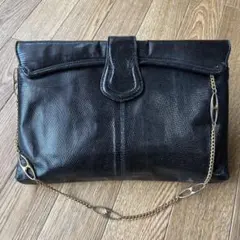 ブラックレザー クラッチバッグ チェーンストラップ付き　大人かっこいい