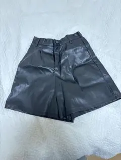 黒 合成皮革 ハイウエストショートパンツ