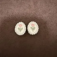 ハンドメイド　花柄刺繍オーバル型イヤリング