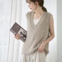 ライトグレー Vネック ニットベスト ふわふわ素材 新品 未使用