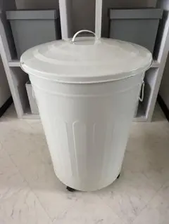 ドラム缶風ホワイト金属製ごみ箱 蓋付き キャスター付き