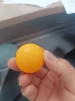 赤い卓球ボール 1 個