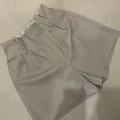 ショートパンツ　ソフトレザー　オフホワイト　ベージュ　グレージュ