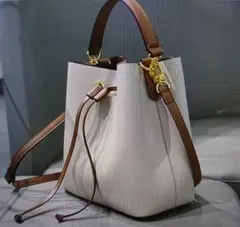 【値下げ】【新品未使用】レザー 本皮 バケットバッグ 巾着バッグ