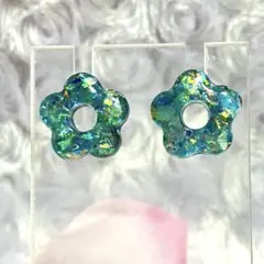 ハンドメイド　オパール風ラメ入り花形ピアス 青と緑