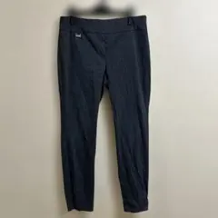 ダークグレー スラックス　シンプル　きれいめ　上品　オフィスワーク