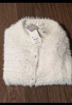 新品タグ付き GU ファー風シャイニークルーネックカーディガン M