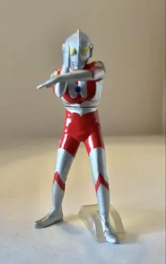 HGガシャポン　ウルトラマン フィギュア スペシウム光線 ポーズのサムネイル