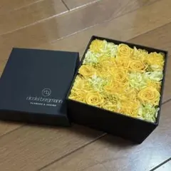 【お値下げ中】nicolai bergmann 　プリザーブドフラワー ボックスのサムネイル