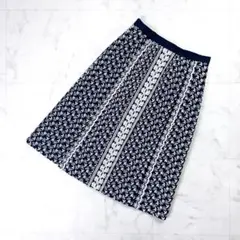美品 デュアルビュー 花柄刺繍フレアスカート ミモレ丈 白 紺 40*LD466のサムネイル