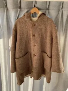 アダムエロペ フード付きブラウンウールコート ペルー製