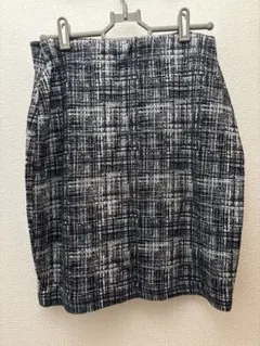 黒と白のツイード柄タイトスカート