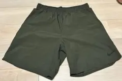 NIKEドライフィット　ショートパンツ　XLサイズ　カーキ色　穴有り