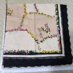 ニナリッチ大きめレース縁取りハンカチ52㌢位