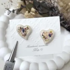 お試し価格！お仕事用にも！小さなハート型ピアス　ドライフラワー入り　イヤリング