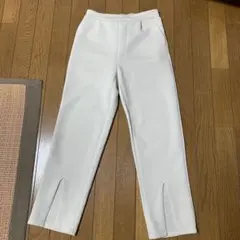 ホワイト スリット入り カジュアルパンツ