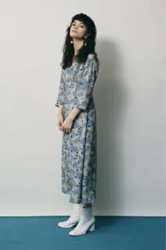 【Lily Brown】 Vネック開き花柄ワンピース