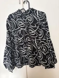 バルーンスリーブ 黒白シャツ