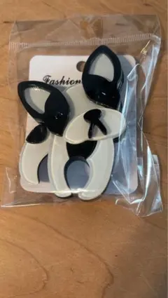 白黒のフレンチブルドッグ　アクリルブローチ