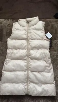 クリーム色ダウンベスト ノースリーブ