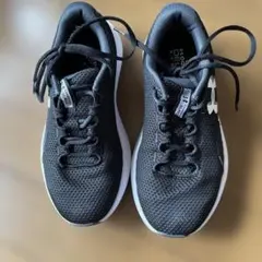 Under Armour Charged ブラック スニーカー