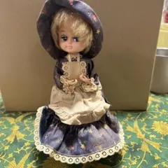 フラワープリントドレスの人形