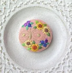 ミナペルホネン　くるみボタン　刺繍ブローチ　ハンドメイドのサムネイル
