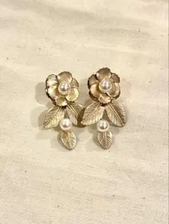 ゴールド系花モチーフピアス
