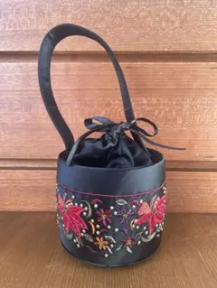 刺繍入り黒巾着バッグ　パーティバッグ