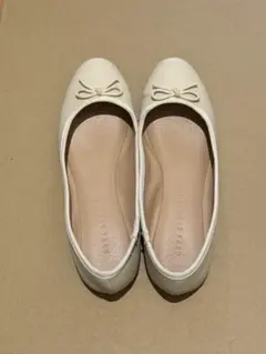 LOWRYS FARM.アイボリー リボン付き フラットシューズ
