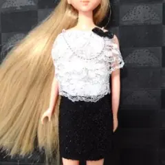 タカラトミー ジェニーウェア レースのトップスと黒ラメタイトスカート