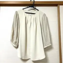 anySiSアイボリー プリーツスリーブ 五分袖ブラウス
