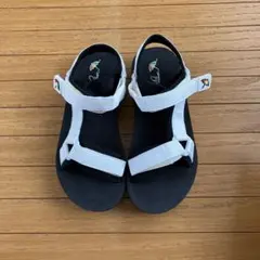 ホワイト/ブラック ストラップサンダル
