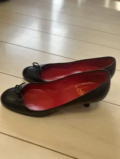 クリスチャン・ルブタン☆ローヒールパンプス☆ラウンドトゥ　黒のサムネイル