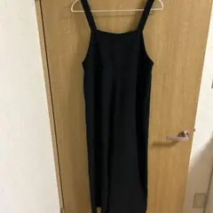 黒いノースリーブサロペット