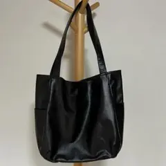 シンプルな本革ショルダーバッグ