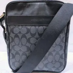 美品 COACH PVC レザー ショルダーバッグ 斜め掛け シグネチャー 黒色