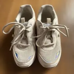 クリーム色スニーカー エアクッション付き
