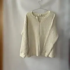 クリーム色のVネックニット