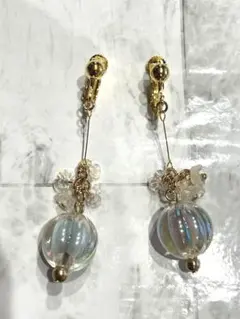 半透明ビーズと小花のイヤリング