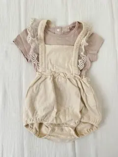 petit mainフリル付きベージュピンクロンパース