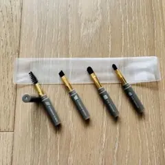 투명한 케이스가 달린 로켓 모양의 메이크업 브러쉬
