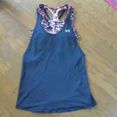 アンダーアーマー タンクトップとブラのレイヤードウェア