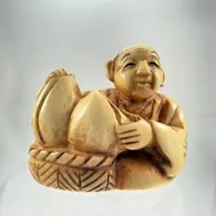 XZ36 天然素材根付 人形彫刻 壺を持つ人物 在銘あり - メルカリ
