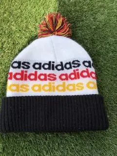 adidas ポンポン付きニット帽