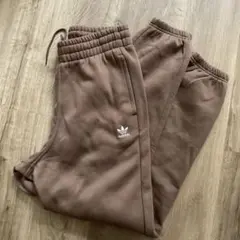 adidas ブラウン ジョガーパンツ