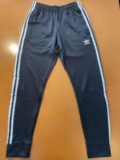 レディースadidas 黒 ジャージパンツ サイドストライプ