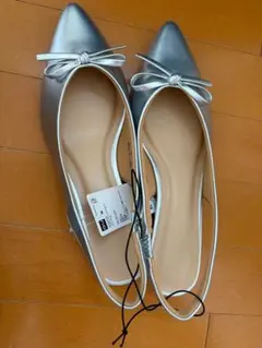 新品　GU リボンバックベルトパンプス シルバー XLのサムネイル