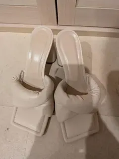 美品✨herlipto Square-Toe Mules ecru サンダル - メルカリ